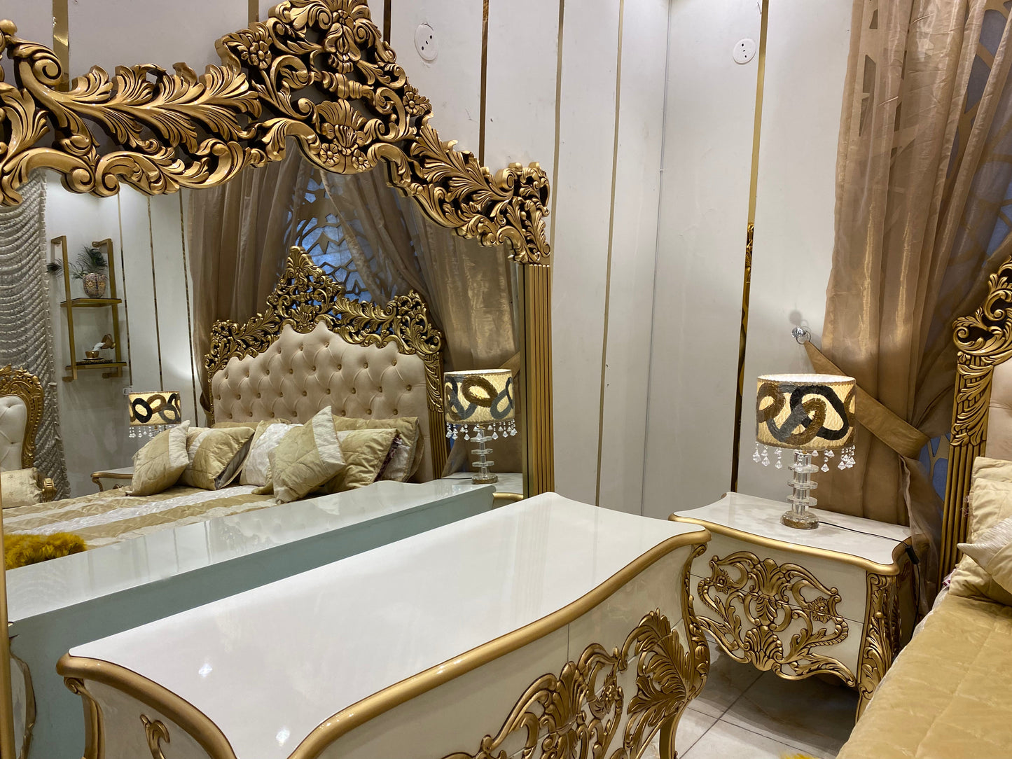 Samnite Classic Bedroom Set by Miracle's