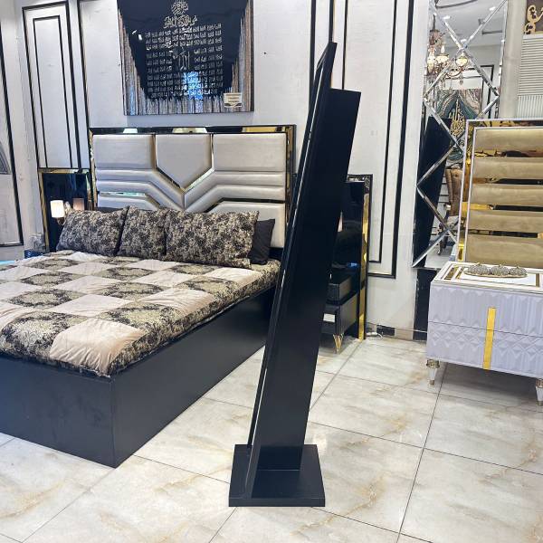 Versatile Full-Length Mirror for Optimal Self-View