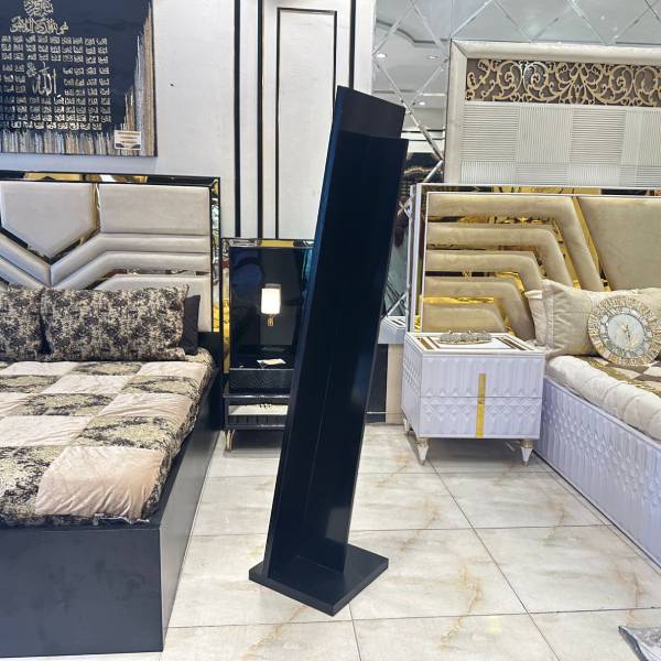 Versatile Full-Length Mirror for Optimal Self-View