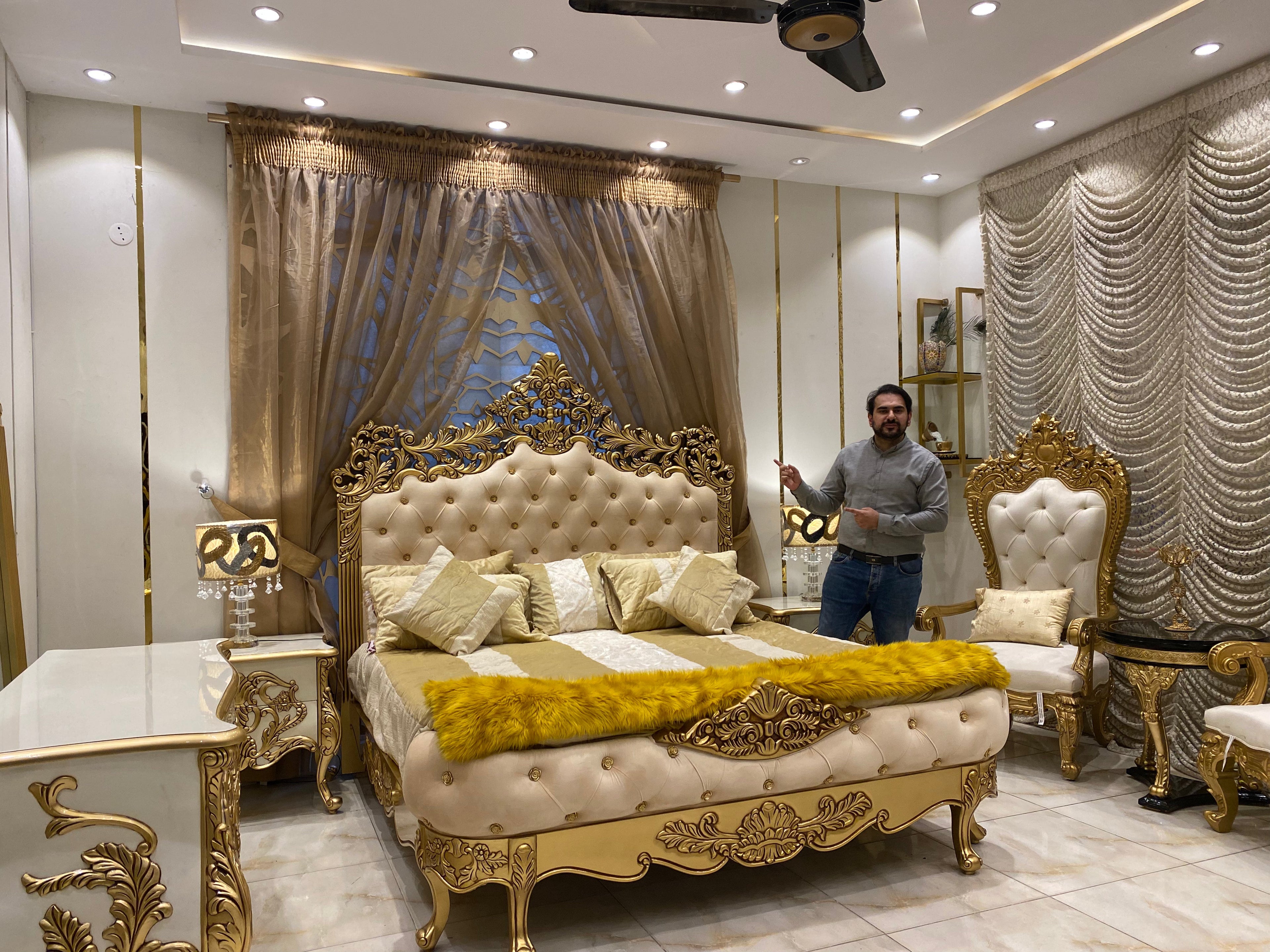 Samnite Classic Bedroom Set by Miracle's