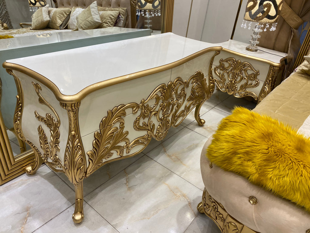 Samnite Classic Bedroom Set by Miracle's