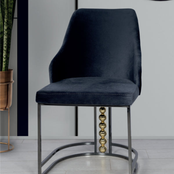 Opulent Design: The Glamorous Velvet Dining Chair