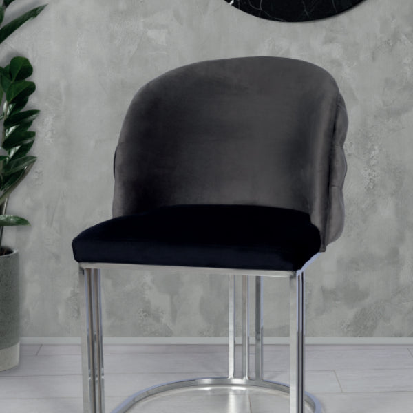 Elegant Simplicity: The Stylish Button-Tufted Dining Chair