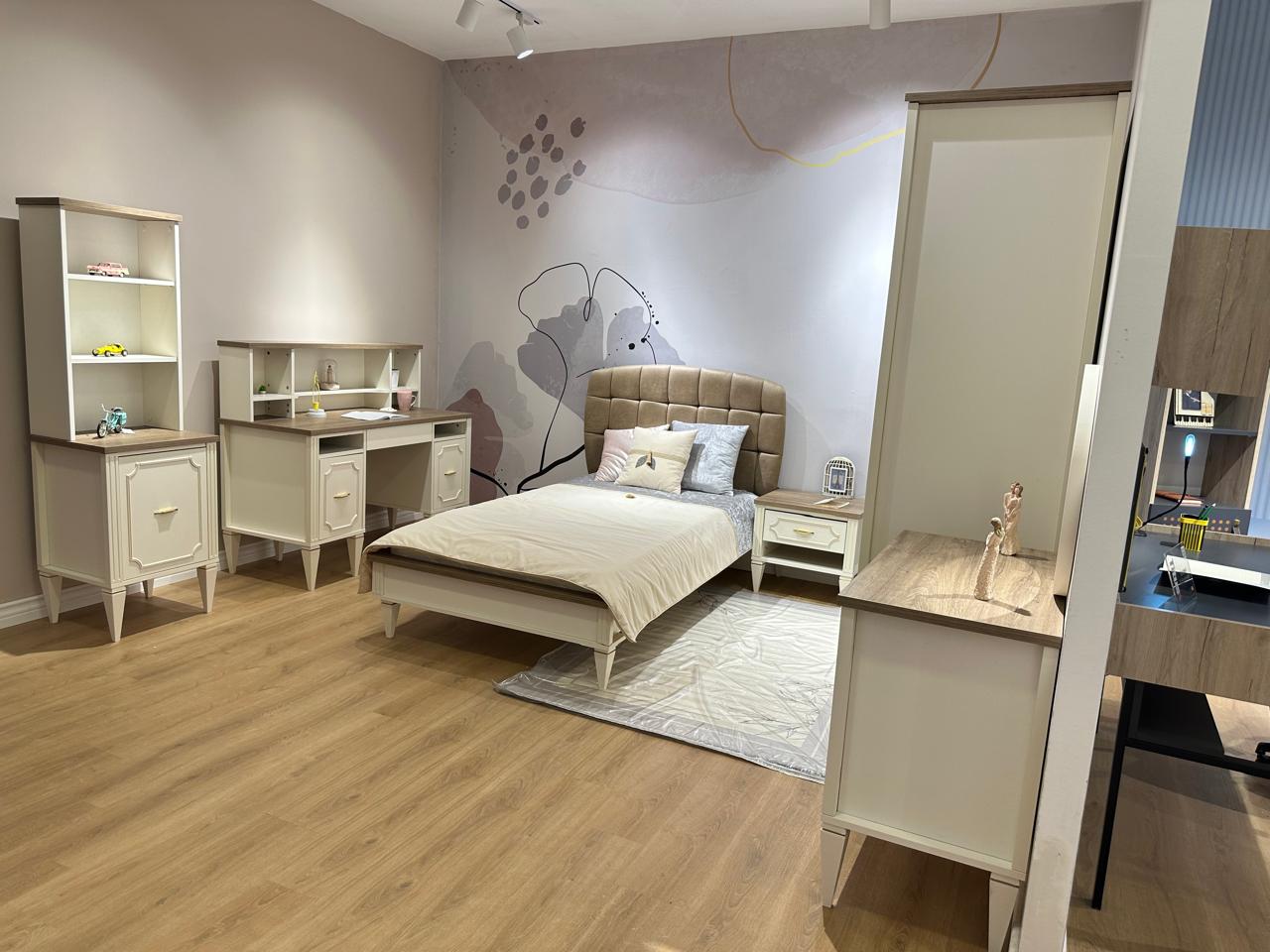 Stylish Modern Bedroom Set with Elegant Design and Functional Storage